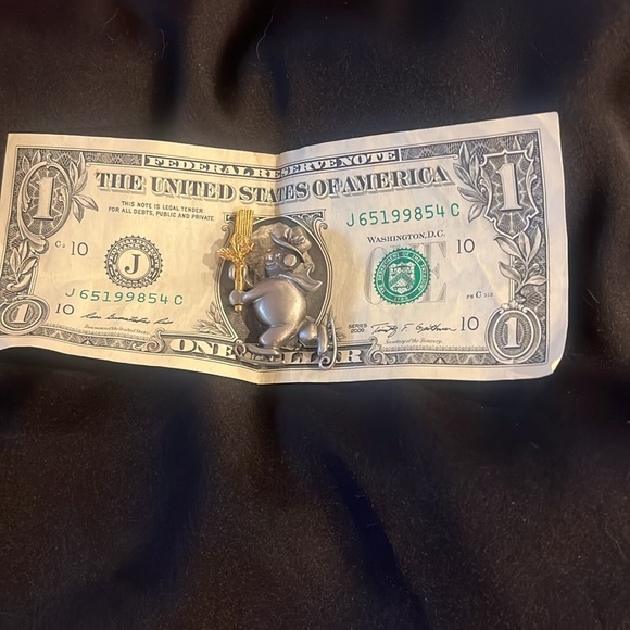 Cute snowman skating with broomstick frosty Christmas brooch - Picture 9 of 9